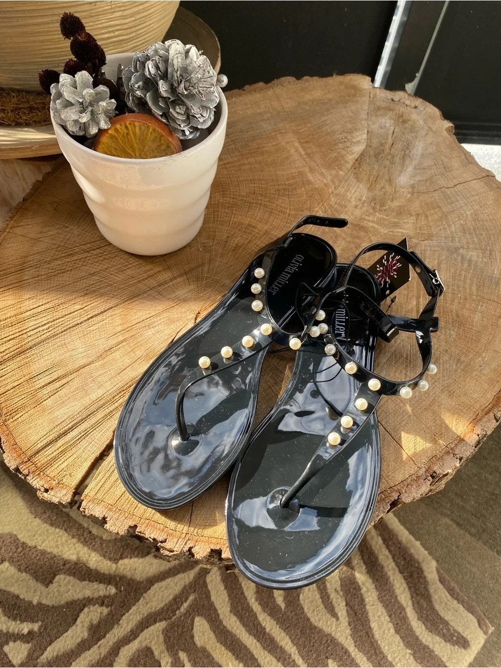 Black Pearl-Embellished Jelly Sandals - Women - Picture 1 of 7